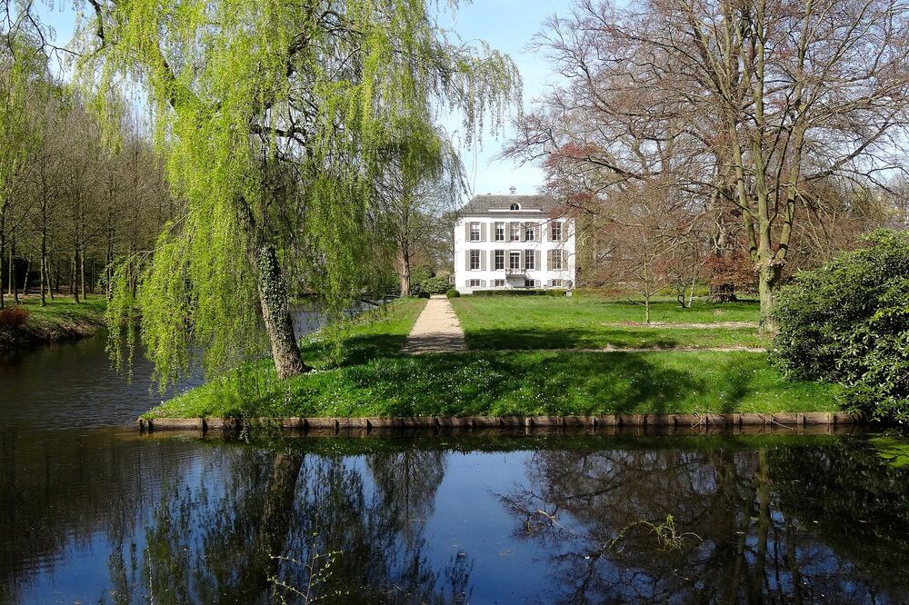 Huis Voorstonden, weerspiegeld in de vijver met treurwilg